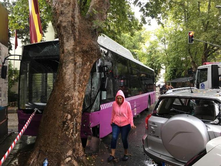 Sarıyer'de otobüs önce cipe ardından da ağaca çarptı