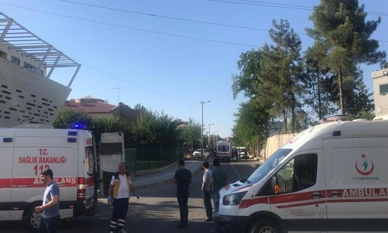 Diyarbakır’da polis merkezi önündeki zırhlı araca saldırı: 4 sivil yaralı, 2 gözaltı