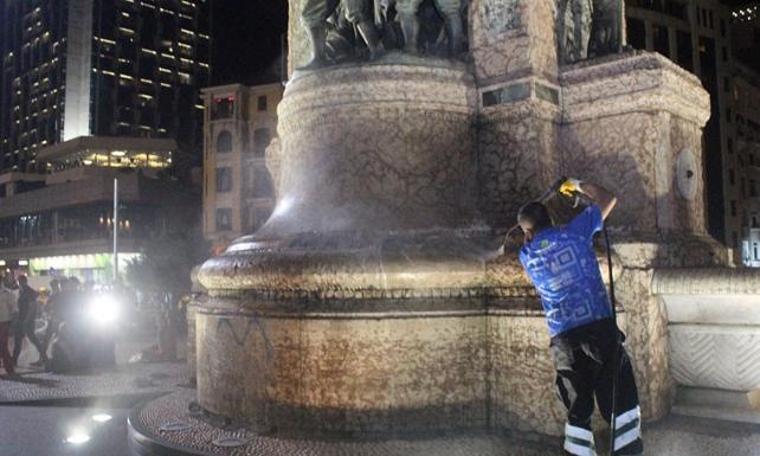 Taksim Cumhuriyet Anıtı'na sprey boyayla yazı yazdılar