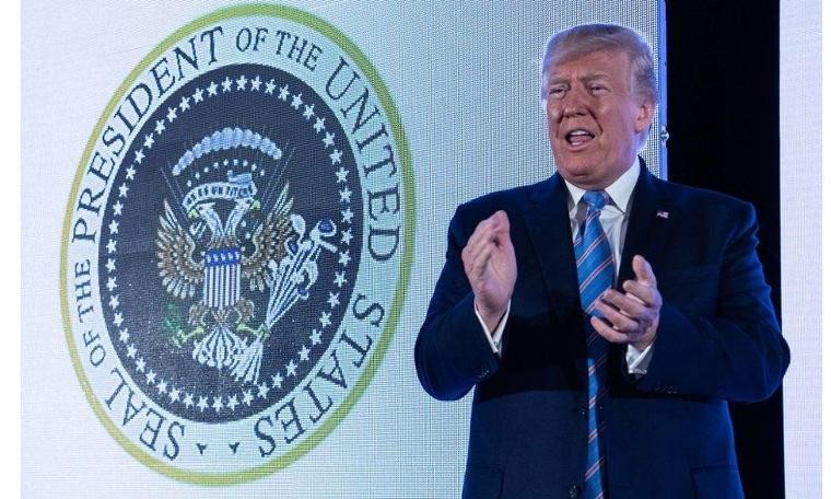 Trump, kendisiyle alay edilen sahte başkanlık forsu önünde konuştu