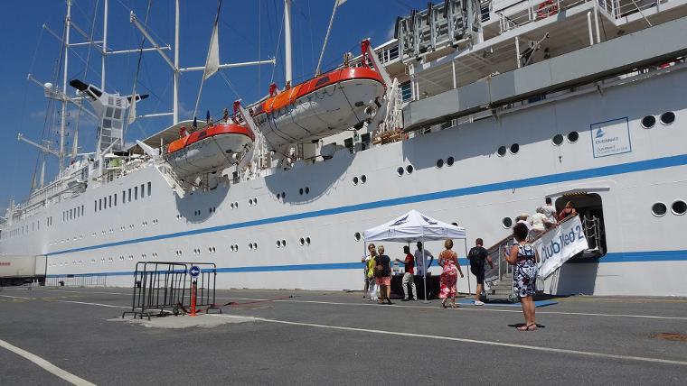 Dünyanın en büyük yelkenli kruvaziyer gemilerinden biri İstanbul'a demirledi