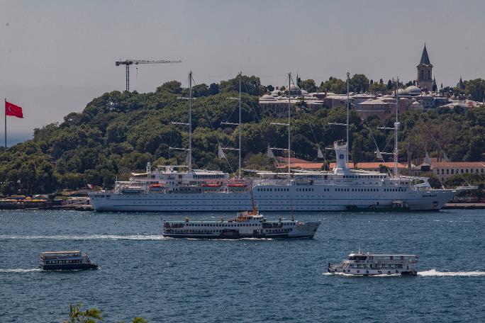 Dünyanın en büyük yelkenli kruvaziyer gemilerinden biri İstanbul'a demirledi