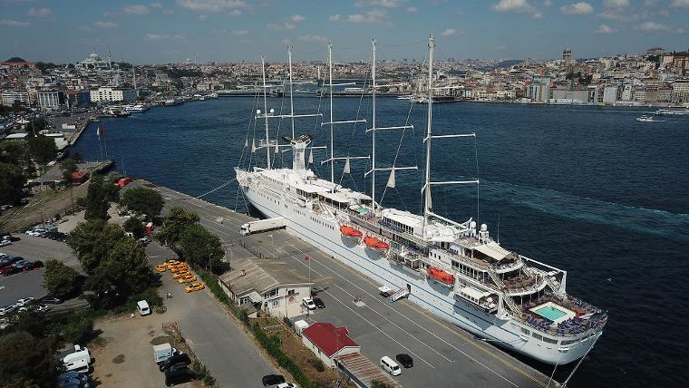 Dünyanın en büyük yelkenli kruvaziyer gemilerinden biri İstanbul'a demirledi