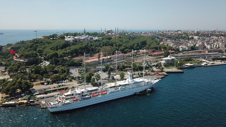 Dünyanın en büyük yelkenli kruvaziyer gemilerinden biri İstanbul'a demirledi