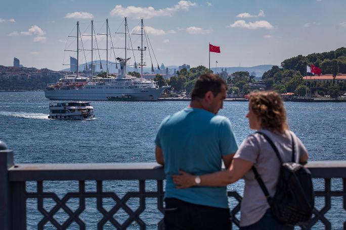 Dünyanın en büyük yelkenli kruvaziyer gemilerinden biri İstanbul'a demirledi