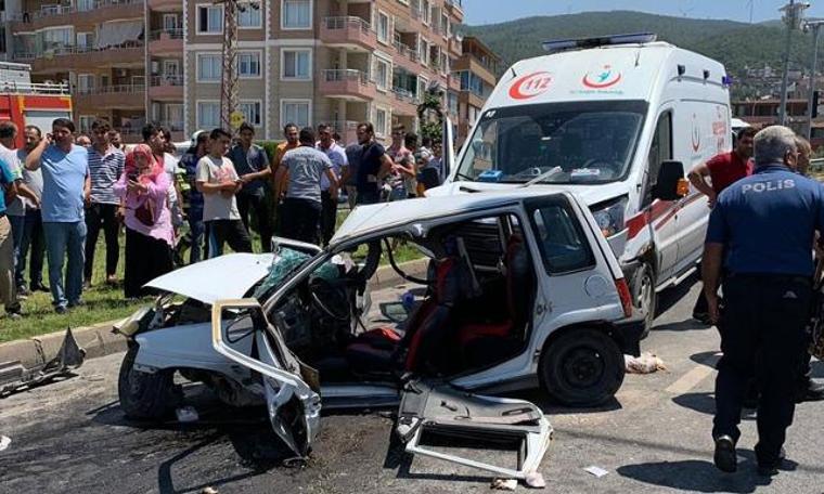 Hatay'da ambulans ile otomobil çarpıştı: 2 ölü, 1 ağır yaralı