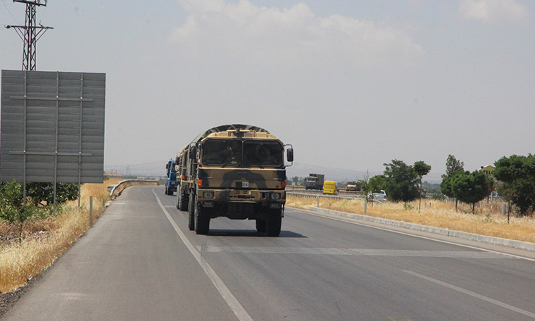 Suriye sınırına tank sevkıyatı sürüyor