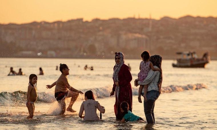 Guardian: Türkiye'deki gözaltıların boyutu ve hızı, Suriyelilere yönelik açık kapı politikasının tamamen değiştiğinin işareti