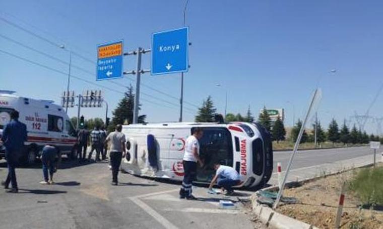 Otomobil ile ambulans çarpıştı