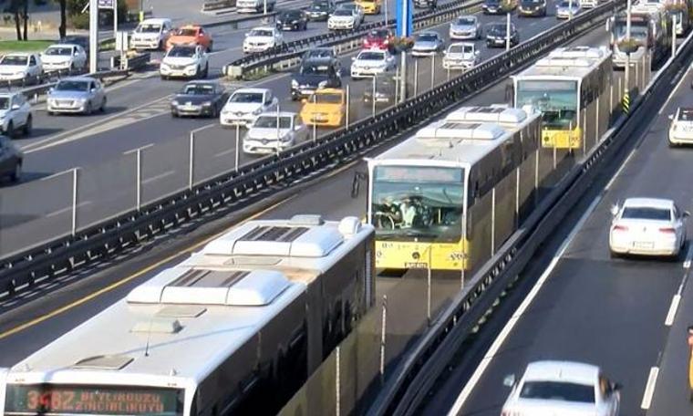 Avcılar'da metrobüs aracında yangın çıktı