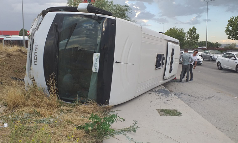 Ankara'da işçi servisi kaza yaptı: 2'si ağır 14 yaralı