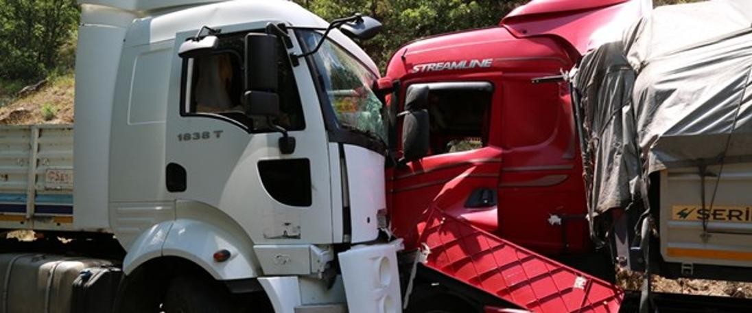 Tunceli'de iki TIR kafa kafaya çarpıştı: 7 yaralı