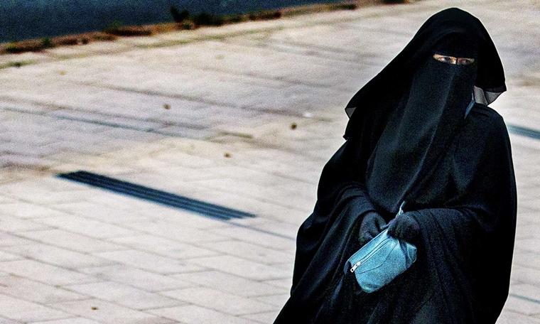 Hollanda'da burka yasağı yürürlükte