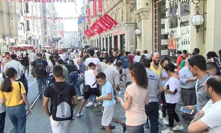 İstiklal Caddesi'nde para kapma yarışı