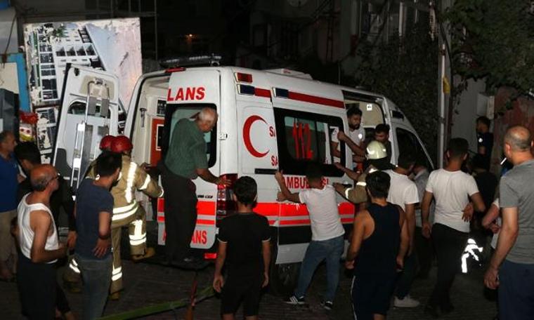 Ambulans askıda kaldı, vatandaşlar üzerine çıkarak dengede tutmaya çalıştı