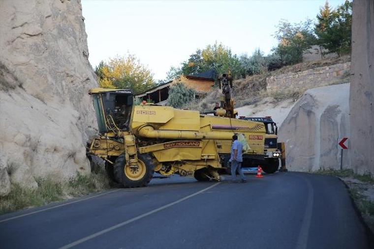 Kapadokya'da biçerdöver doğal kaya oluşumlarına çarptı