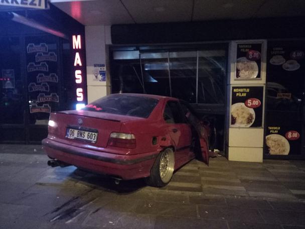 Ankara'da 3 araca çarpan otomobil, dükkana girdi