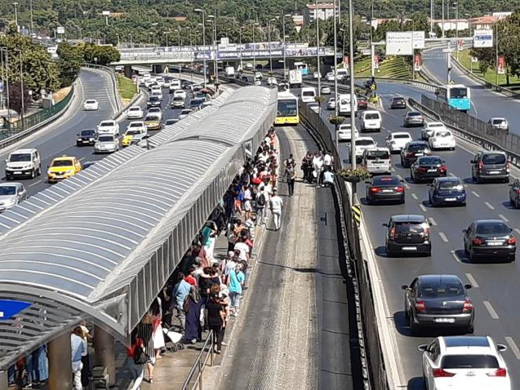 Feci kaza! Şirinevlerde bir genç metrobüsün altında kaldı