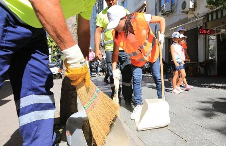 Başkan Sengel, belediye çalışanlarıyla birlikte bayram temizliği yaptı