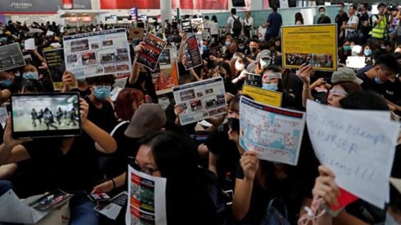 Hong Kong'da binlerce protestocu havalimanına girdi