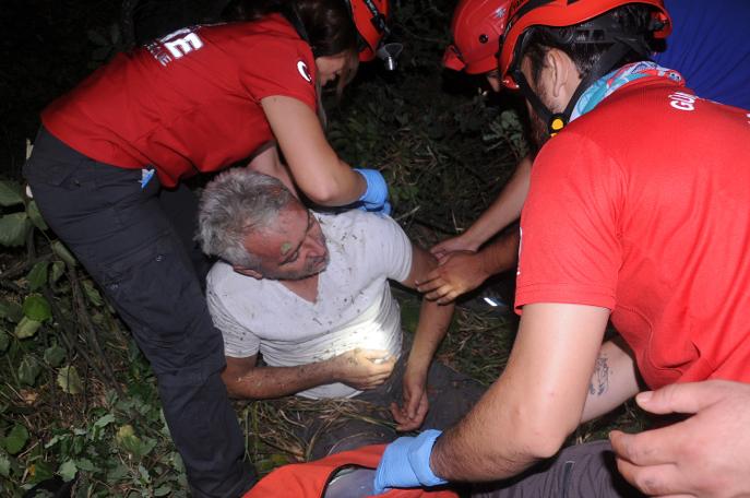 Yaralı arkadaşını üstüne yaprak örterek korudu