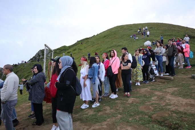 Huser Yaylası'nda salıncak için sıraya girdiler