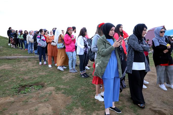 Huser Yaylası'nda salıncak için sıraya girdiler