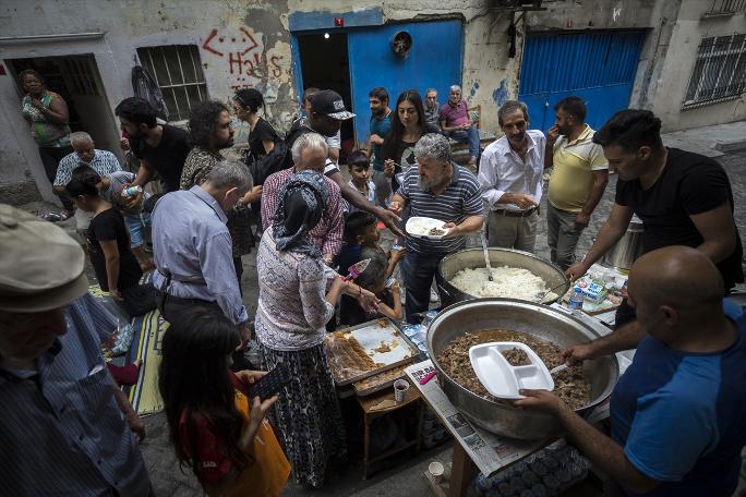 İstanbul'un "Çukur"unda beynelmilel bayram buluşması