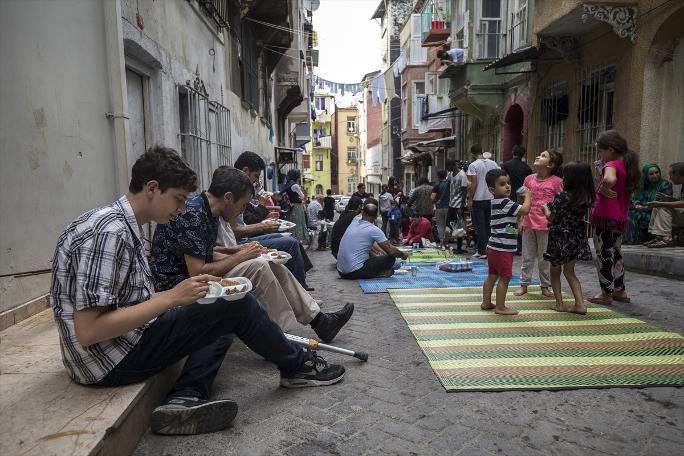 İstanbul'un "Çukur"unda beynelmilel bayram buluşması