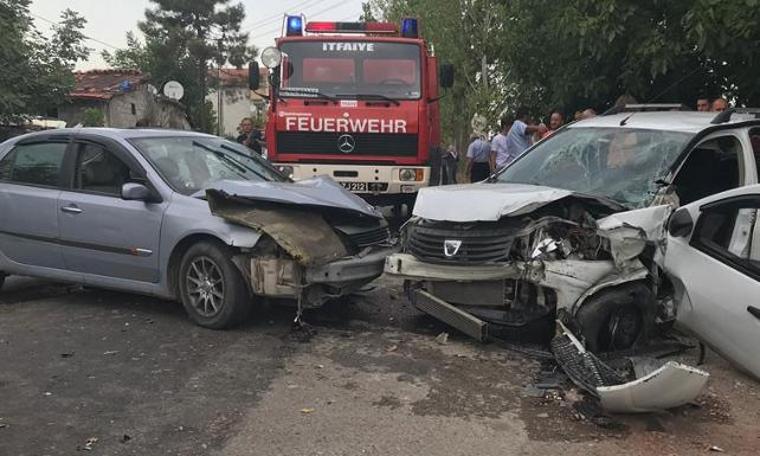 Köy yolunda iki araç kafa kafaya çarpıştı: 5 yaralı