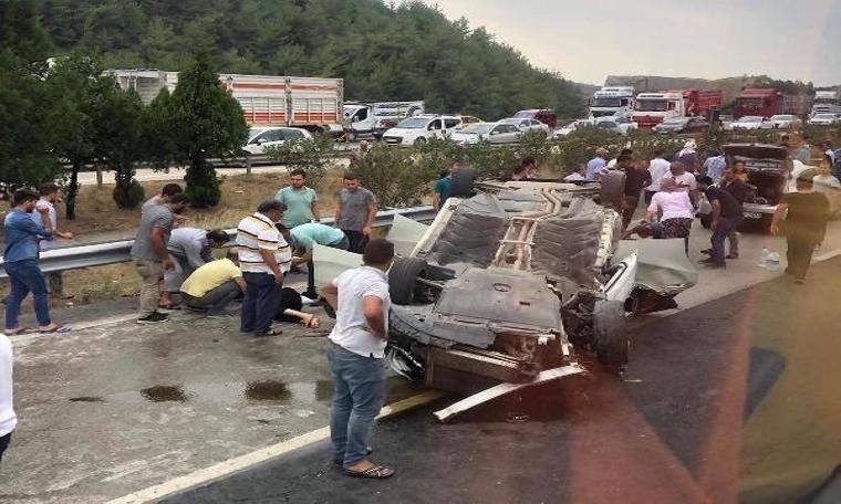 Otomobil, tankere çarptı: 2'si çocuk 4 yaralı