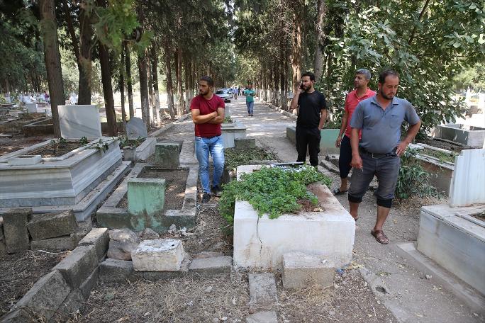 Hatay'ın Reyhanlı ilçesinde çok sayıda mezar kimliği belirsiz kişilerce tahrip edildi