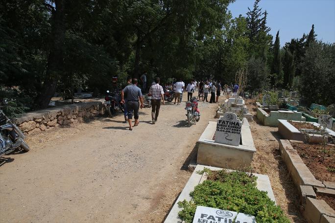 Hatay'ın Reyhanlı ilçesinde çok sayıda mezar kimliği belirsiz kişilerce tahrip edildi