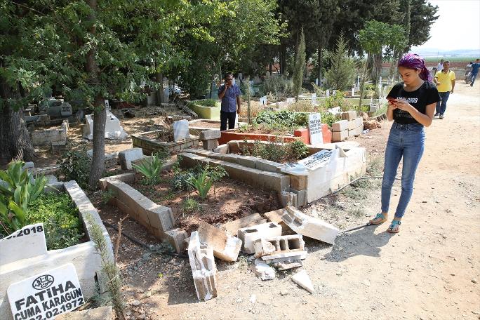 Hatay'ın Reyhanlı ilçesinde çok sayıda mezar kimliği belirsiz kişilerce tahrip edildi