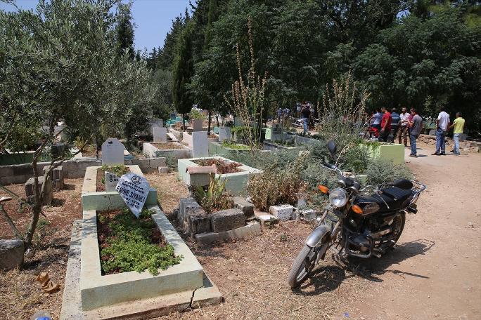 Hatay'ın Reyhanlı ilçesinde çok sayıda mezar kimliği belirsiz kişilerce tahrip edildi