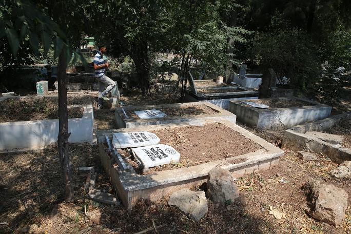 Hatay'ın Reyhanlı ilçesinde çok sayıda mezar kimliği belirsiz kişilerce tahrip edildi