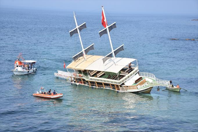 Sinop'ta gezi teknesi karaya oturdu