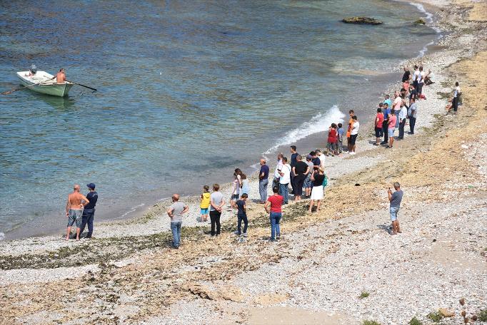 Sinop'ta gezi teknesi karaya oturdu