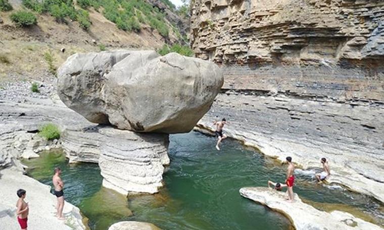 Antalya sahillerini aratmadı... Serinlemek için akın ettiler (16.08.2019)