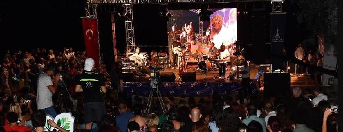 Denize karşı müzik keyfi: Günbatımı konserleri sürüyor