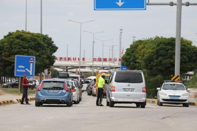 Akın akın dönüyorlar! 2 kilometre kuyruk oluştu