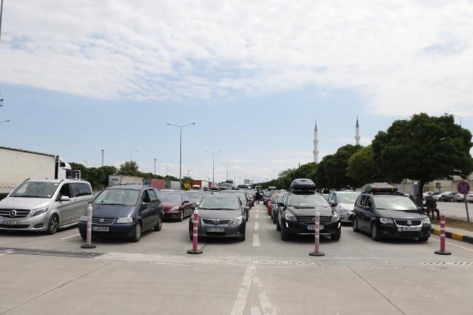 Akın akın dönüyorlar! 2 kilometre kuyruk oluştu