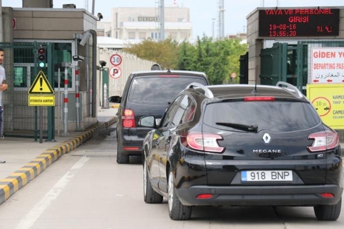 Akın akın dönüyorlar! 2 kilometre kuyruk oluştu