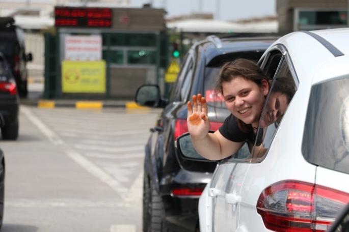 Akın akın dönüyorlar! 2 kilometre kuyruk oluştu