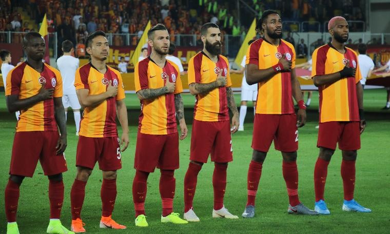 Aslan sahaya iniyor... İşte ilk 11'ler