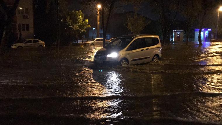 Edirne'de 15 dakikalık yağış ve fırtına hayatı felç etti