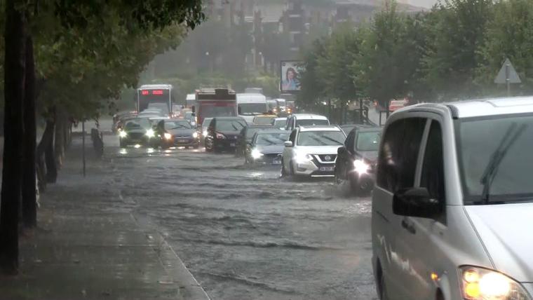 Süper hücre vurdu... İstanbul'dan kareler