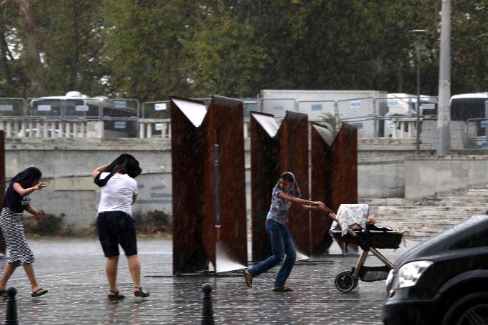 Süper hücre vurdu... İstanbul'dan kareler