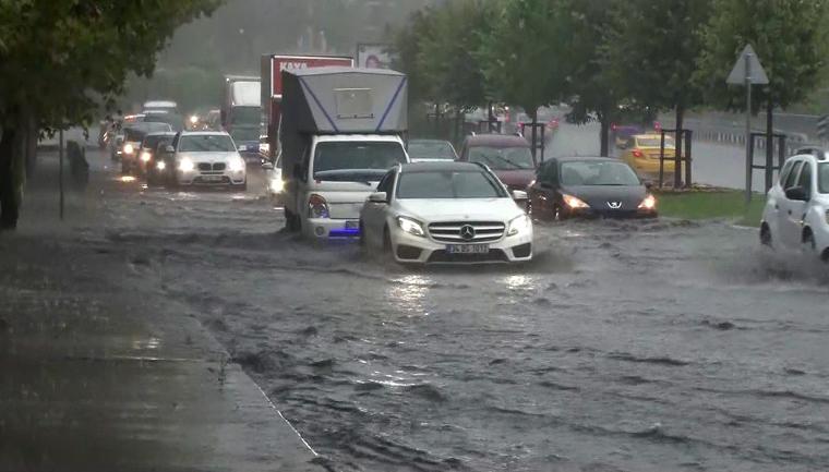 Süper hücre vurdu... İstanbul'dan kareler