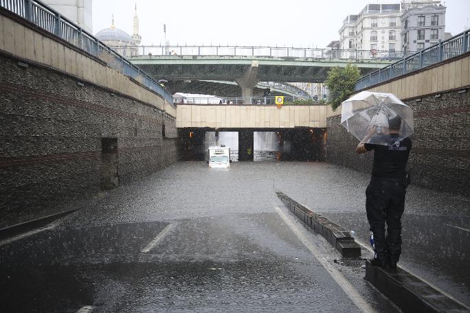 Süper hücre vurdu... İstanbul'dan kareler